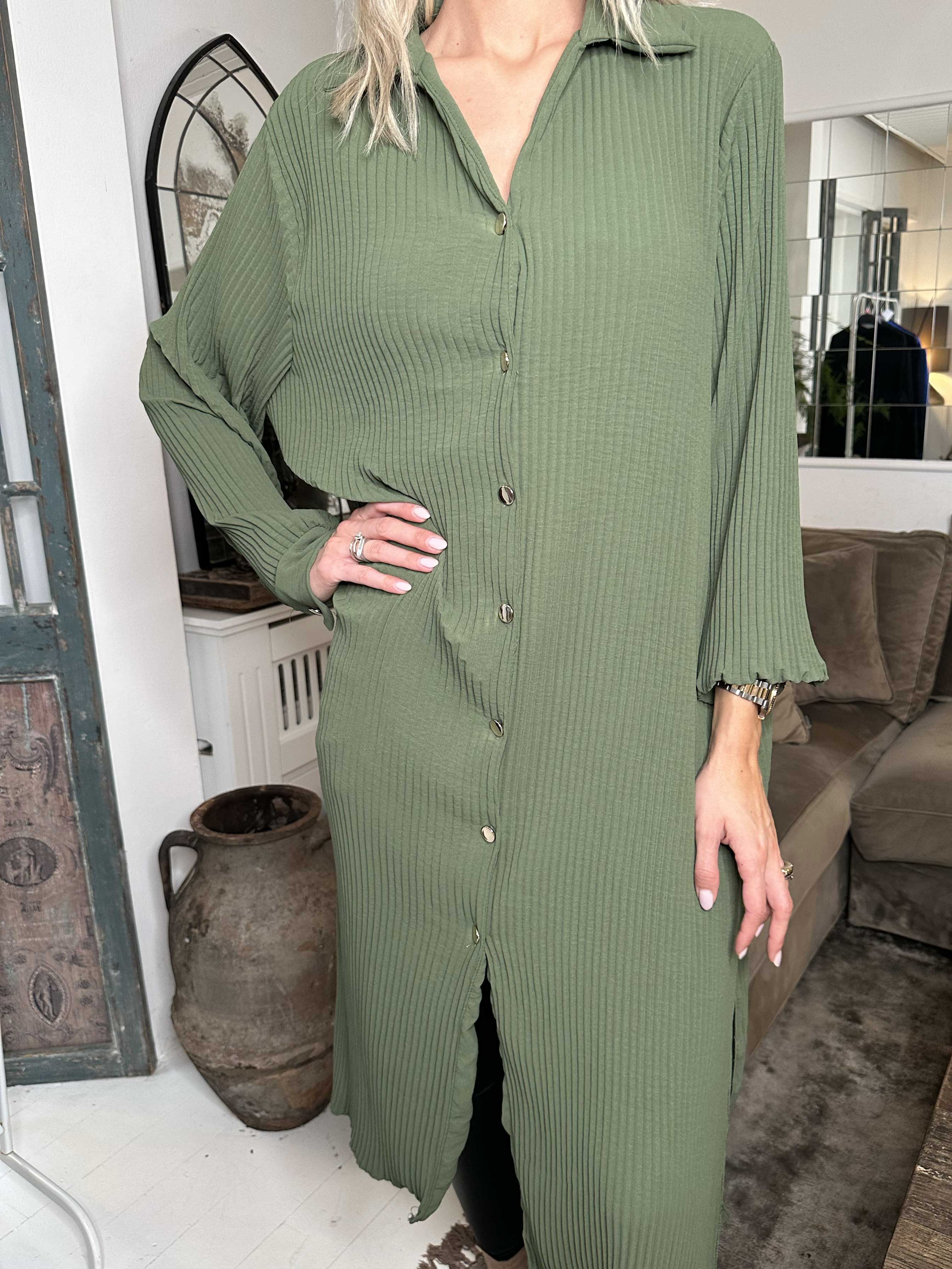 Lenora - Lang plisseret kjole med knapper